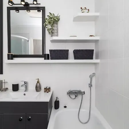 Wonderful 2-bedroom With Balcony Varsóvia